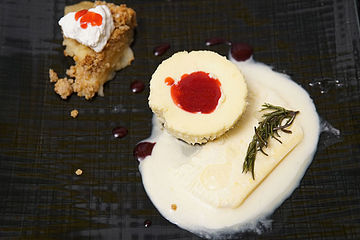 Cheesecake Muffins mit Keksboden, Honig-Rosmarin-Parfait und Äppelkaka