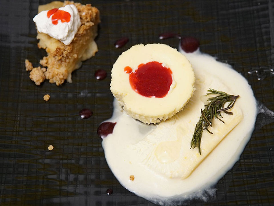 Cheesecake Muffins mit Keksboden, Honig-Rosmarin-Parfait und Äppelkaka ...