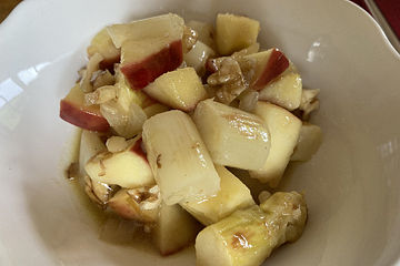 Karamellisierter Spargelsalat mit Apfel