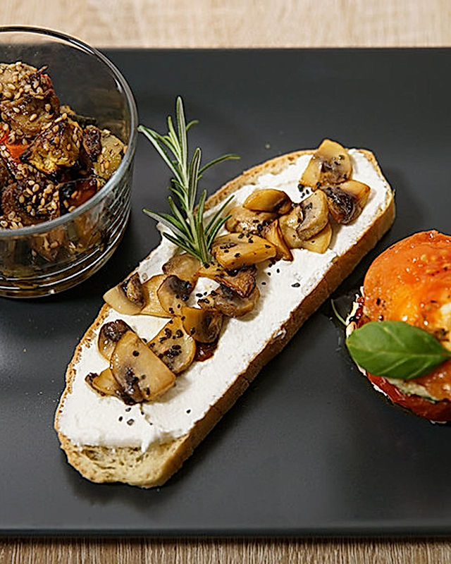 Italienisches Dreierlei - Antipasti im Sesammantel, Tomaten-Mozzarella-Türmchen, Bruschetta mit Ricotta und Champignons