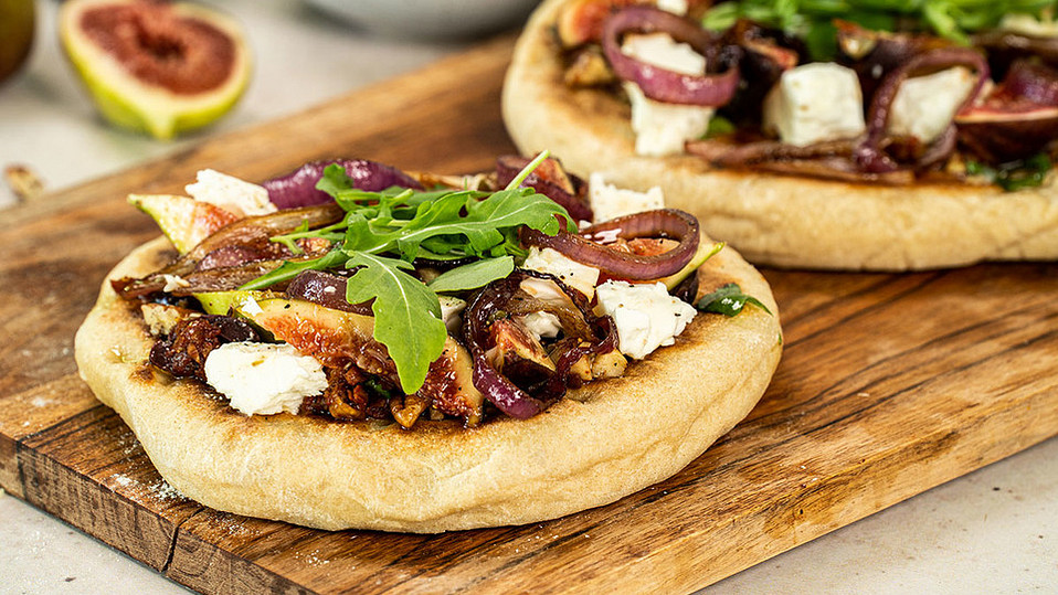 Grillbrote-mit-Feige-Ziegenk-se-und-karamellisierten-Zwiebeln