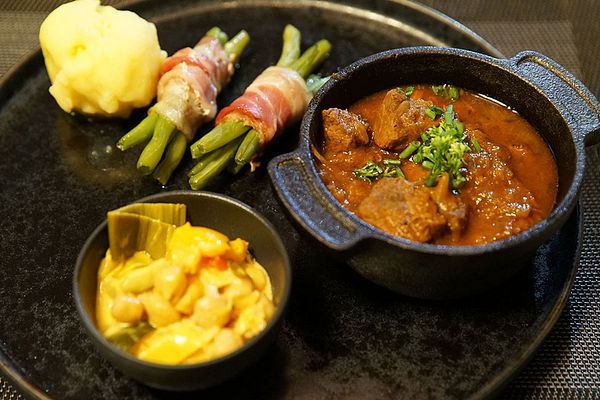 Malzbiergulasch mit hausgemachten Kartoffelklößchen und dazu Böhnchen ...