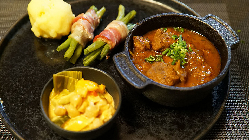 Malzbiergulasch mit hausgemachten Kartoffelklößchen und dazu Böhnchen ...