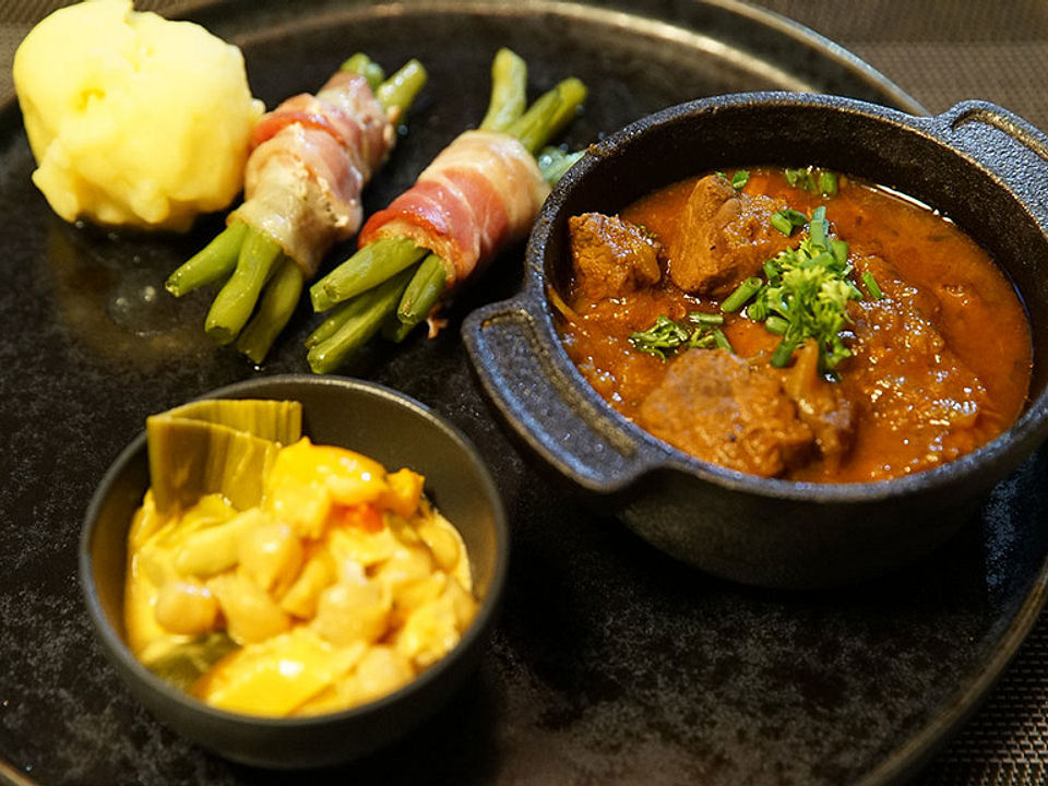 Malzbiergulasch mit hausgemachten Kartoffelklößchen und dazu Böhnchen ...