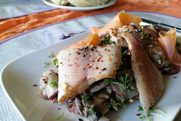 Räucherfisch mit Champignon-Radieschen Salat von ladenhueter | Chefkoch