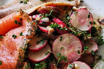 Räucherfisch mit Champignon-Radieschen Salat