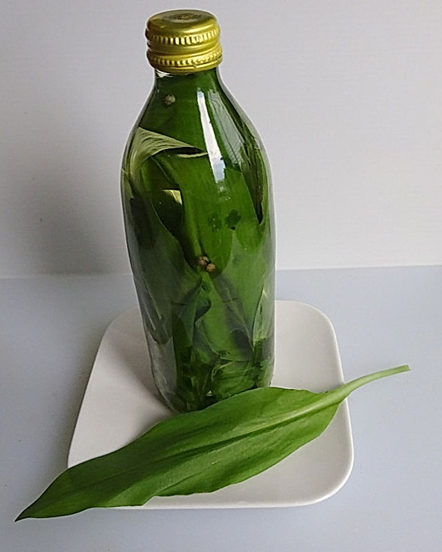 Petersilien-Bärlauch-Öl mit grünem Pfeffer