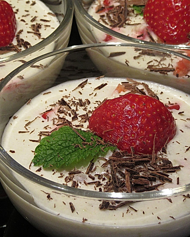 Rhabarber-Buttermilch-Dessert mit Erdbeeren