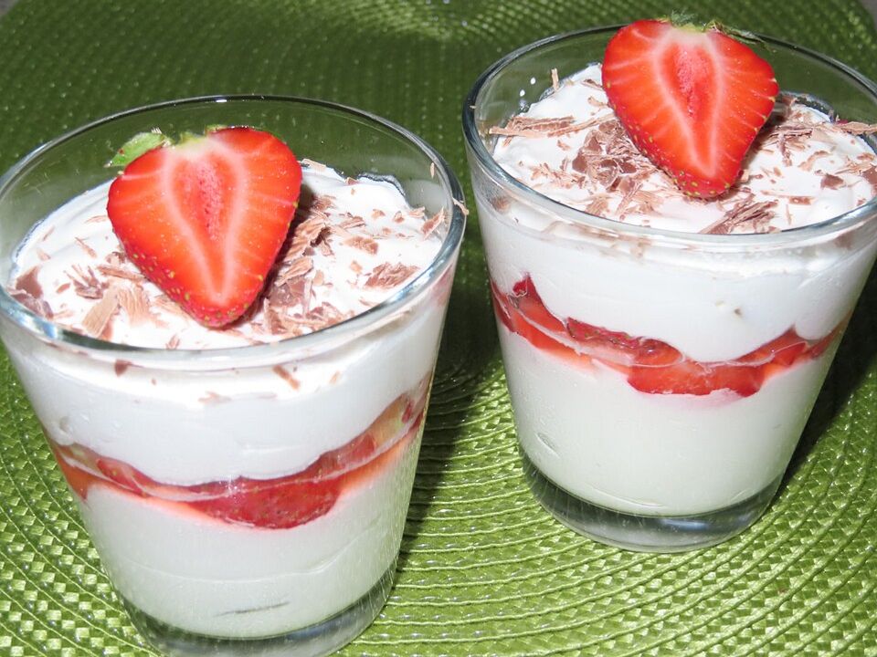Rhabarber-Buttermilch-Dessert mit Erdbeeren von Barbabietola| Chefkoch