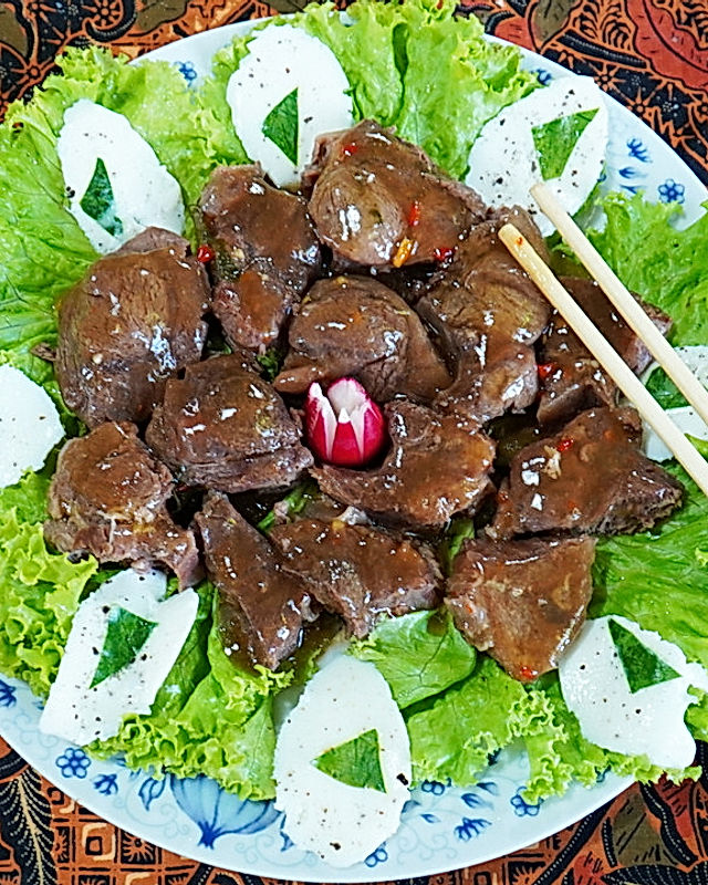 Nordchinesische Ochsenschwanzstücke mit Eiweißblüten