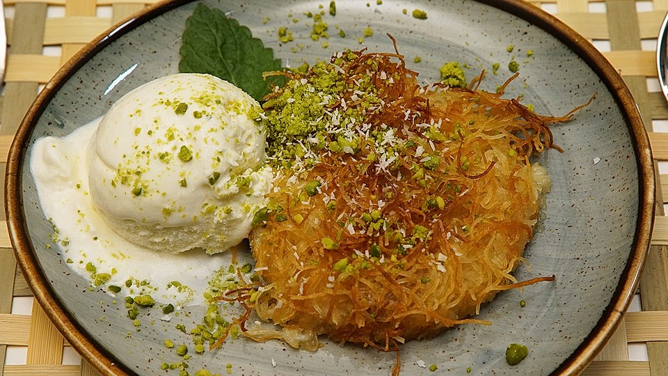 Kunefe Mit Weissem Schokoladen Kokos Eis Von Dasperfektedinner Chefkoch 