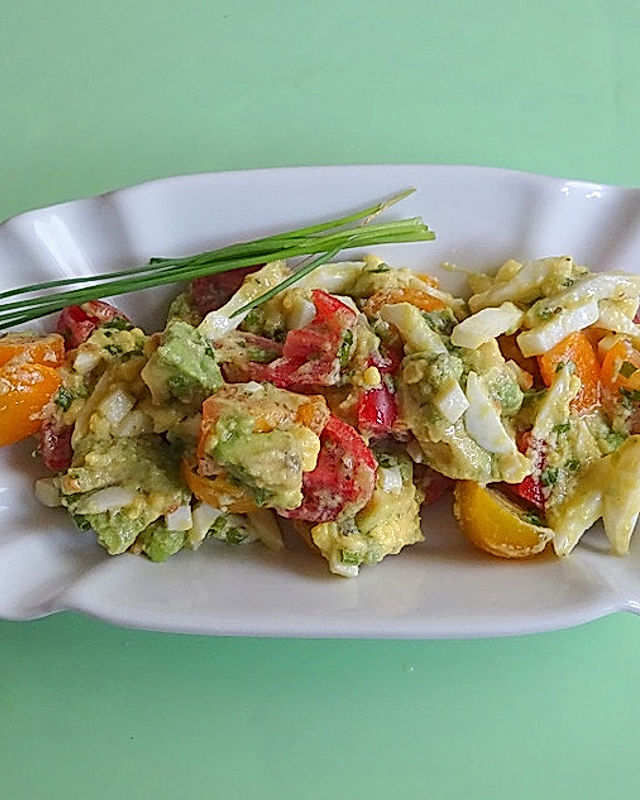 Avocado-Salat mit Eiern und Tomaten