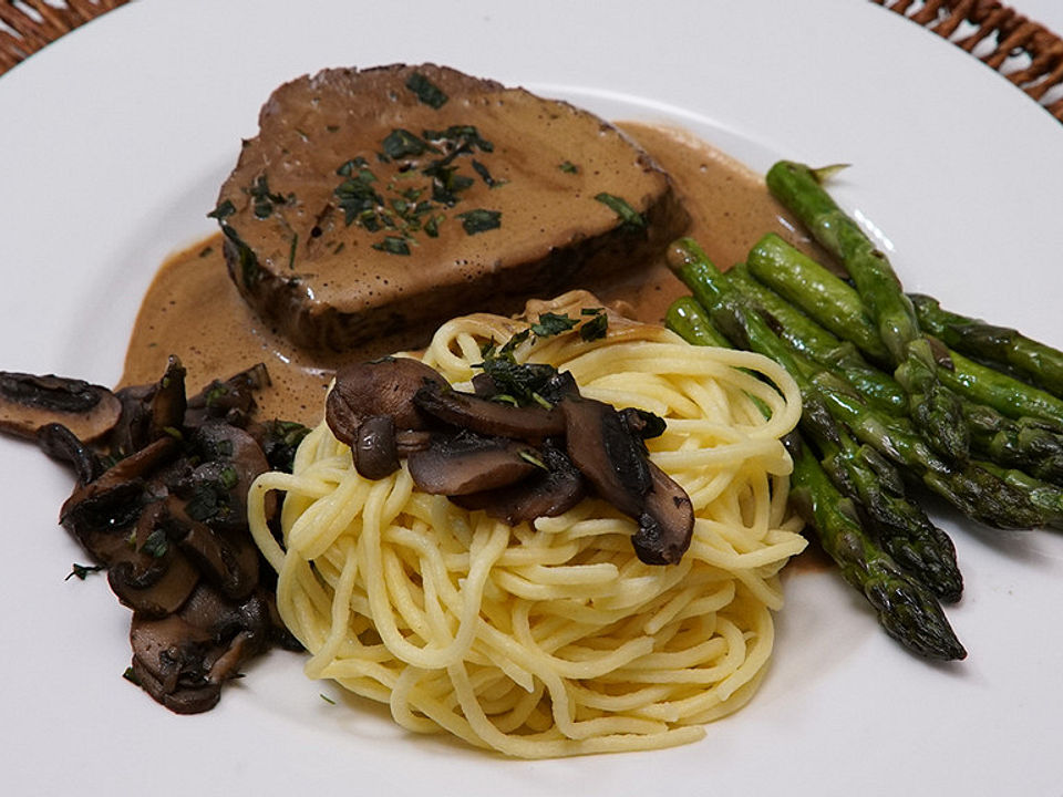 Rinderfilet, Estragonsauce, grüner Spargel und hausgemachte Tagliatelle ...