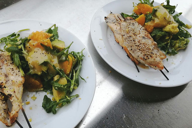 Sesamhühnchen mit Avocado-Orangen-Salat und Honig-Senf Dressing von ...