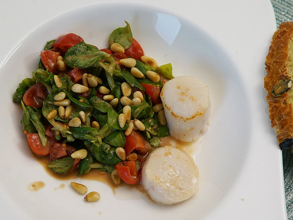 Feldsalat mit Kirschtomaten, gerösteten Pinienkernen, Balsamico-Honig ...