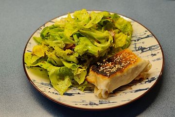 Feta-Käse mit Honig und Ouzo im Yufkateig