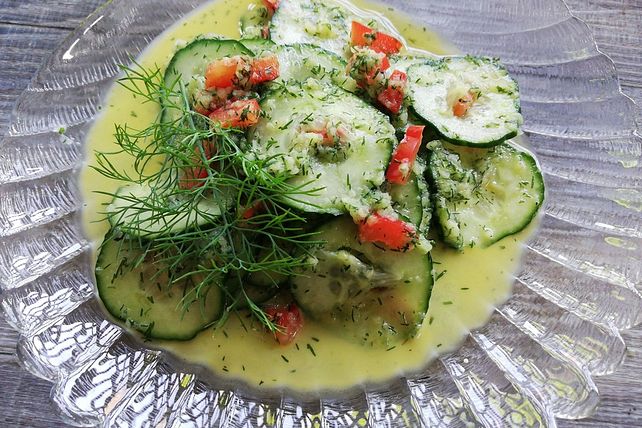 Gurken-Dill-Salat mit Gurken-Dill-Dressing von Anaid55| Chefkoch
