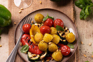 Pesto Mini-Knödel mit Grillgemüse