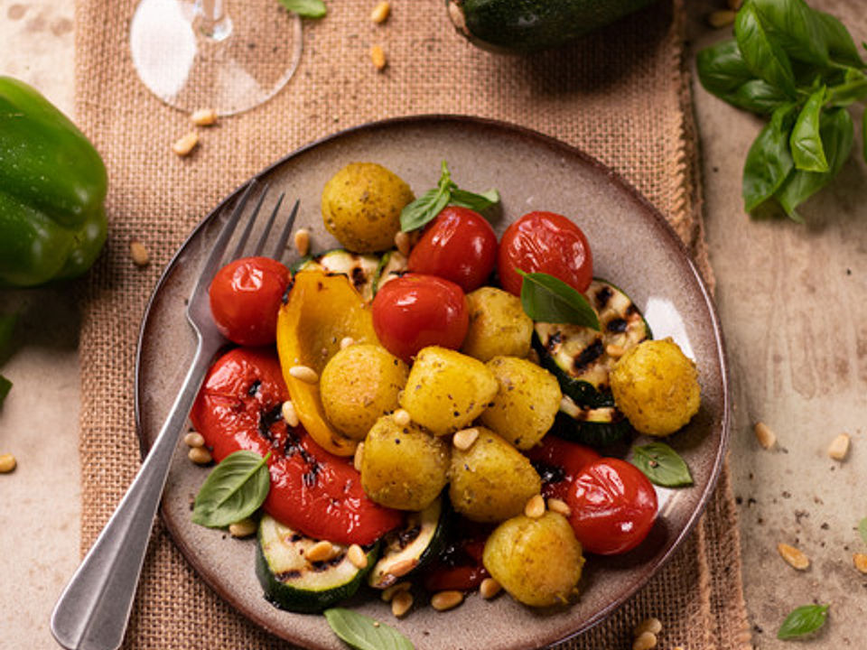 Pesto Mini-Knödel mit Grillgemüse von Henglein| Chefkoch