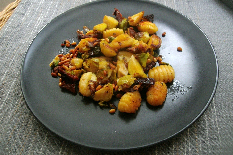 Gnocchi-Pfanne mit Rosenkohl