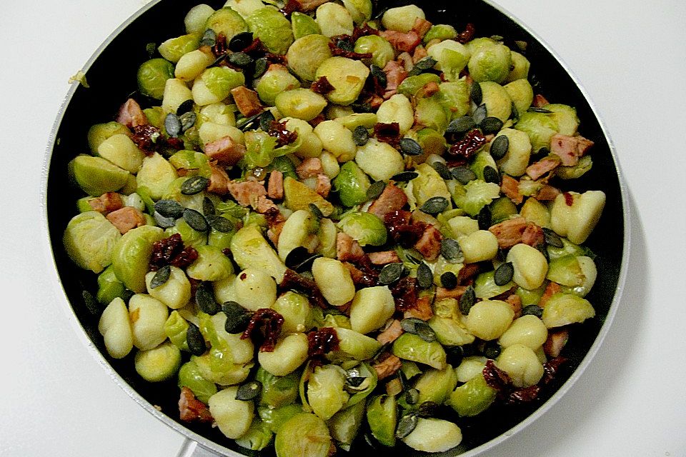 Gnocchi-Pfanne mit Rosenkohl