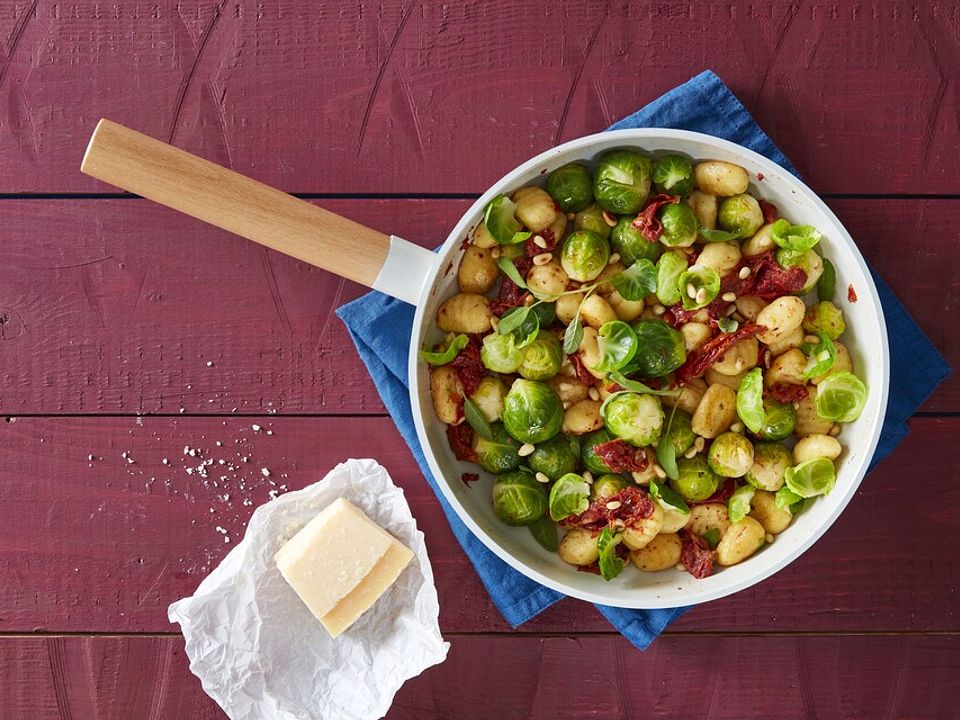 Gnocchi-Pfanne-mit-Rosenkohl