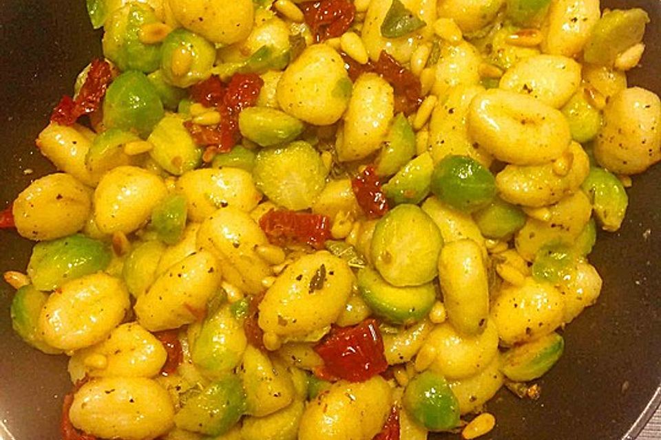 Gnocchi-Pfanne mit Rosenkohl