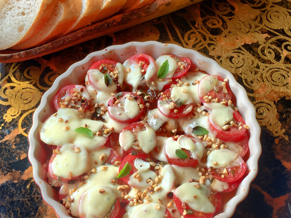 Warmer Tomaten-Mozzarella-Schichtsalat mit frischem Baguette von ...