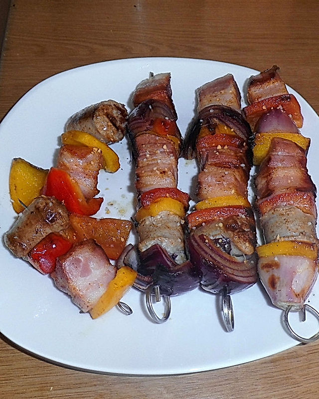 Metzgerbratwurst-Spieße mit Bacon und Zwiebeln