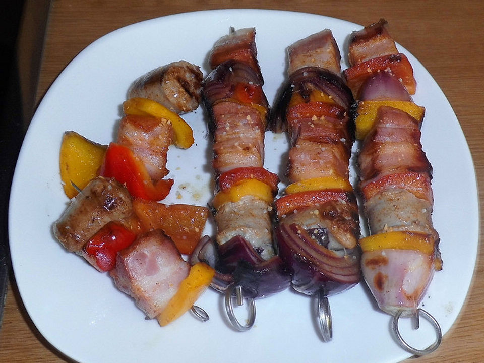 Metzgerbratwurst-Spieße mit Bacon und Zwiebeln von dieterfreundt| Chefkoch