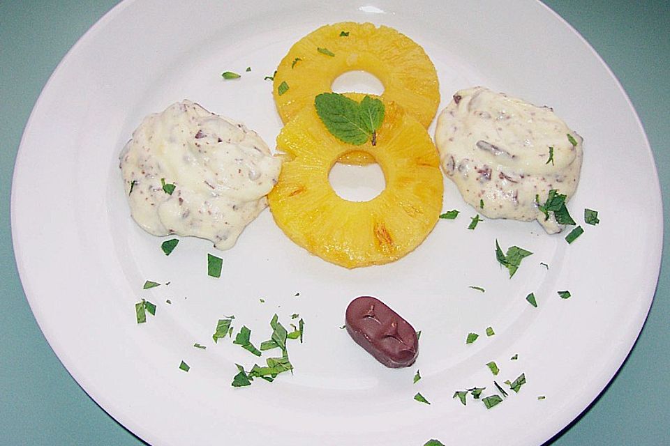 Ananas - Carpaccio mit Bounty - Sahne