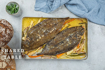 Ganzer Plattfisch mit reduzierter Sahne, verbranntem Spitzkohl und Wildkräuter-Salat