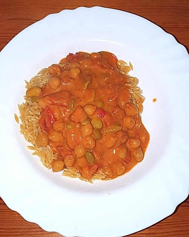 Curry mit Kichererbsenreis, Hülsenfrüchten und Gemüse