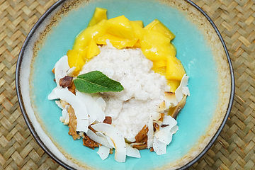 Sticky Rice an Mangovariation mit Kokoschips