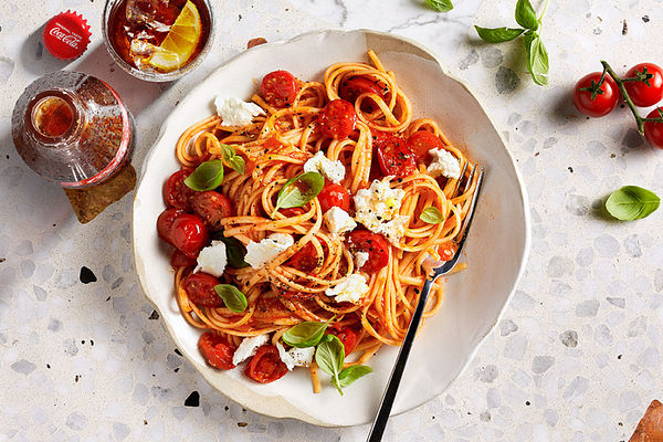 Leicht scharfe Linguine mit Kirschtomaten-Basilikum-Sugo ...