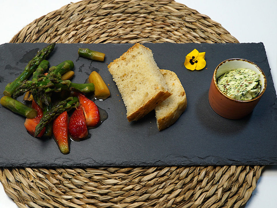 Warmer Spargelsalat mit Erdbeeren, Landbrot und Bärlauchbutter von ... Warmer Spargelsalat mit Erdbeeren, Landbrot und Bärlauchbutter von ...