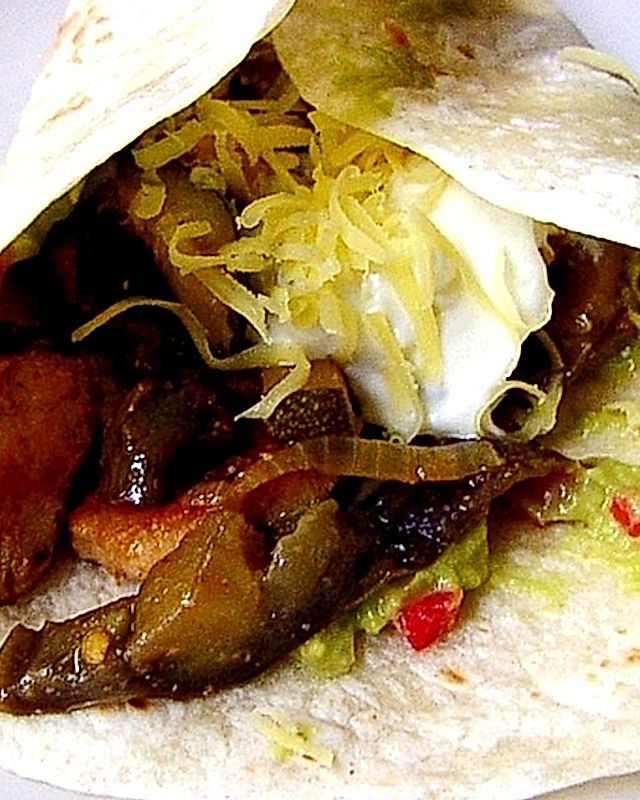 Fajitas mit Tortillas, Kidneybohnen, Sauerrahm und Guacamole