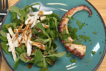 Feldsalat mit Tintenfischtuben und Oktopus