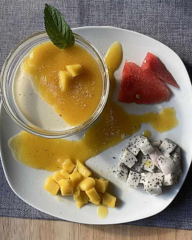 Zitronengras-Tonka-Panna Cotta mit Mangosauce