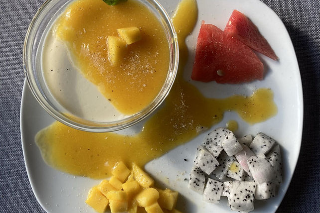 Zitronengras-Tonka-Panna Cotta mit Mangosauce von Yannik-Hess| Chefkoch