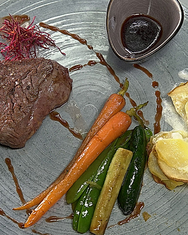Rinderfilet mit Kartoffel-Birnenröschen, Gemüse und einer Rotweinsauce