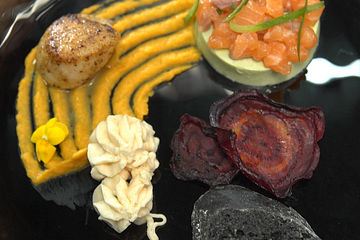 Lachstatar auf Gurken-Panna cotta, Forellenmousse, Rote Bete-Chips, Sepia-Baguette und Jakobsmuschel auf Süßkartoffel-Fenchel-Creme