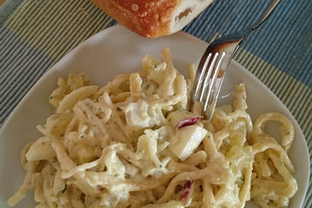 Spätzlesalat mit Apfel, Sellerie, Gurkenhappen und Ei von bories_jung ...