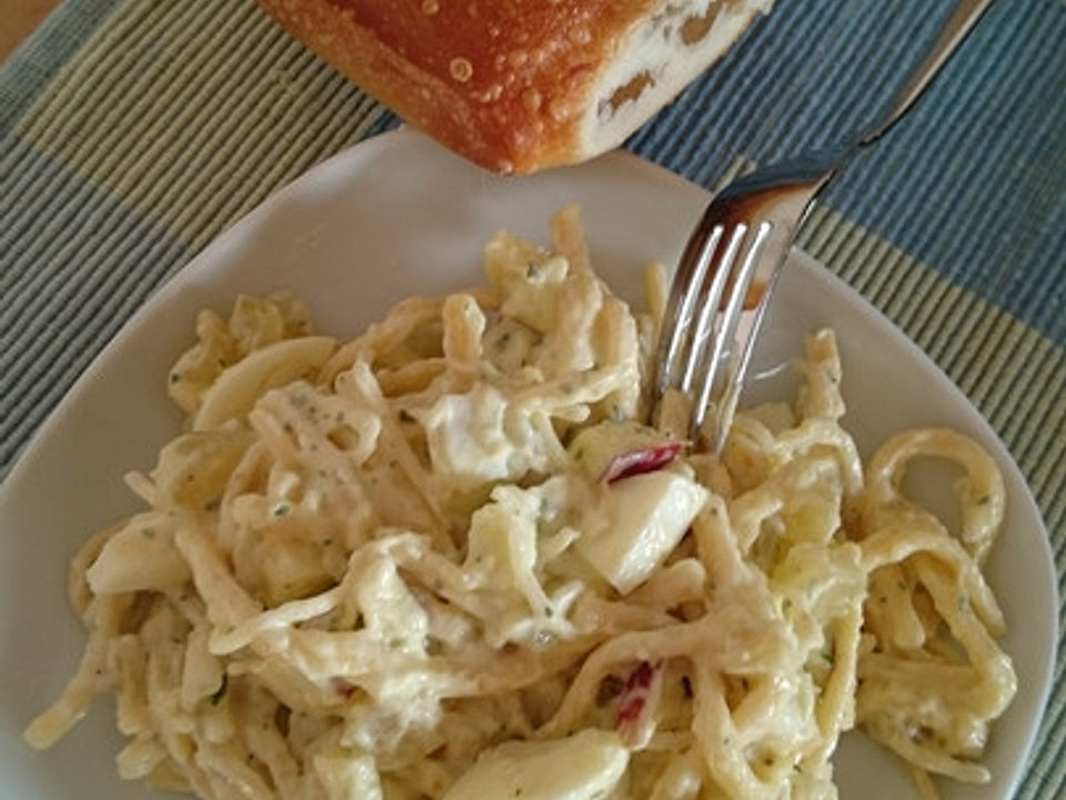 Spätzlesalat mit Apfel, Sellerie, Gurkenhappen und Ei von bories_jung ...