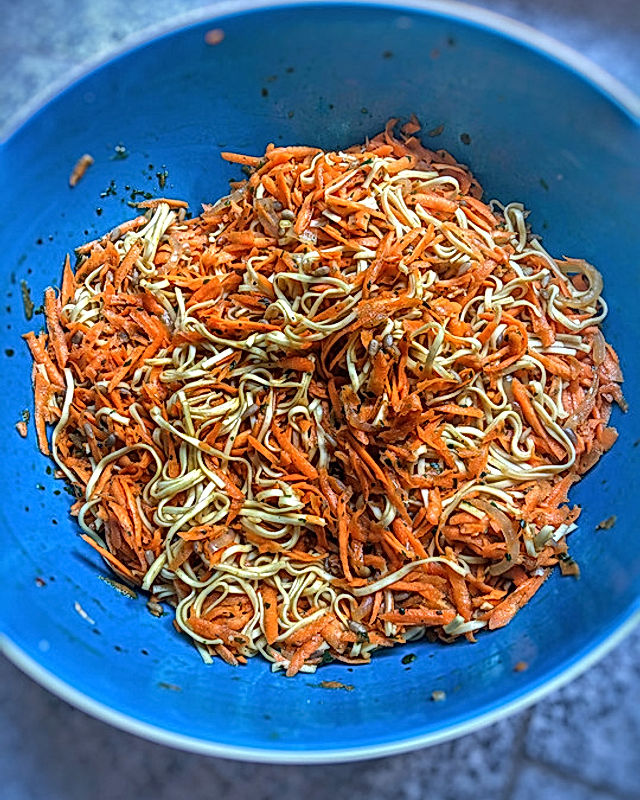 Asiatischer Karotten-Mie-Nudelsalat