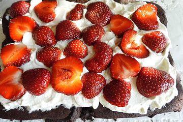 Browniekuchen mit Erdbeeren und Vanillesahne