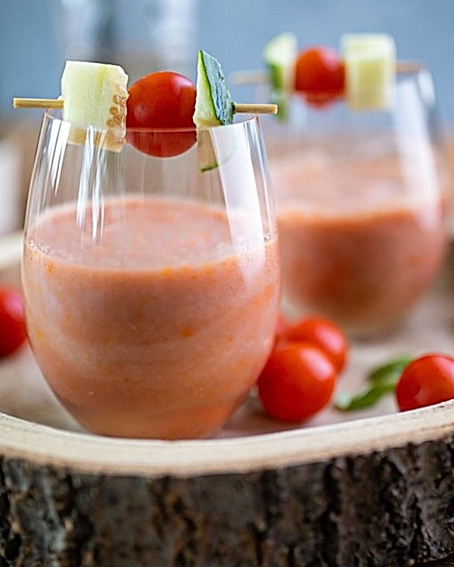 Frischer Tomatensmoothie mit Aprikosenkernöl