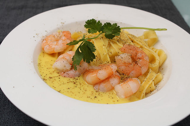 Scharfe Riesengarnelen mit Mango-Safran-Sauce auf Tagliatelle von ...