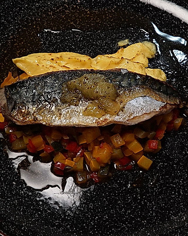 Makrele auf Ratatouille mit Parmesancreme und einem Rosmarin-Zitronen-Kompott