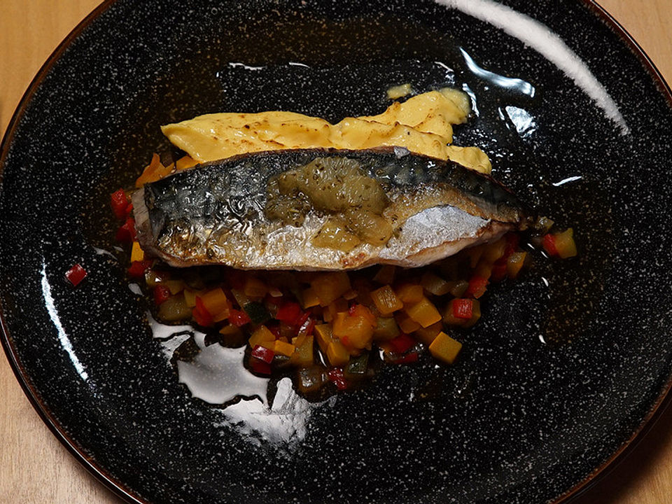 Makrele auf Ratatouille mit Parmesancreme und einem Rosmarin-Zitronen ...